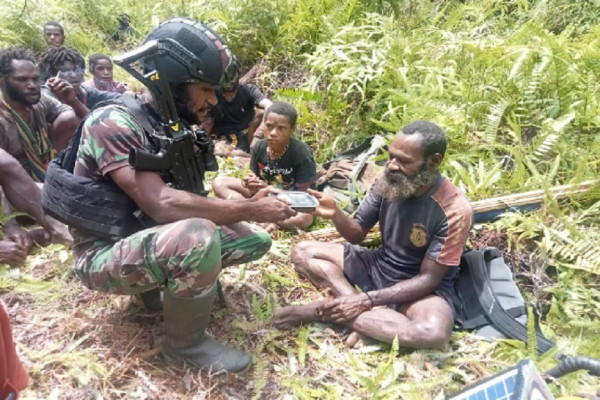 4 Hari Jalan Kaki Menembus Hutan Hindari Teror KKB, 52 Warga Nduga Papua Dievakuasi Yonif R 514 Kostrad