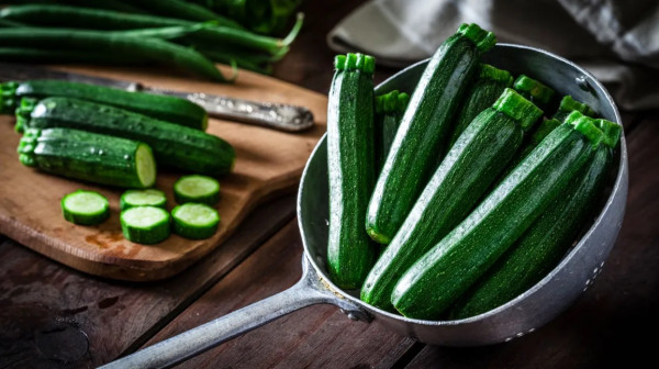 10 Makanan yang Bantu Cukupi Kebutuhan Cairan Tubuh saat Puasa