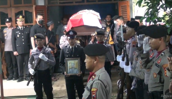 Tangis Ayah Briptu RF Pecah di Pelukan Kapolda Gorontalo Sambut Jenazah Anaknya yang Tewas Tertembak