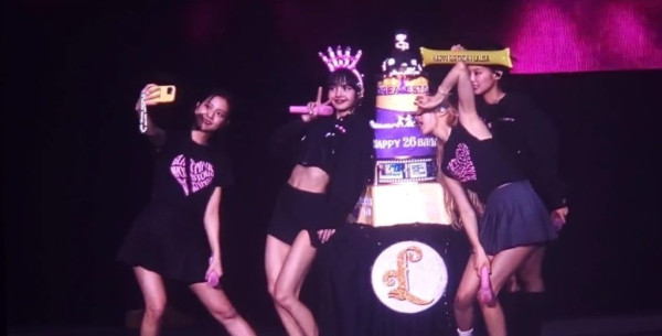 Lisa BLACKPINK Dapat Kejutan Ulang Tahun ke-26 di Konser Born Pink Filipina