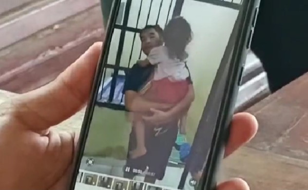 Sosok Polisi Baik yang Izinkan Bocah Perempuan Peluk Cium Bapaknya di Dalam Penjara