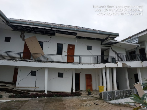 Tanah Bergerak di Bogor, Vila Mewah Roboh dan Jalan Alternatif Cianjur Putus