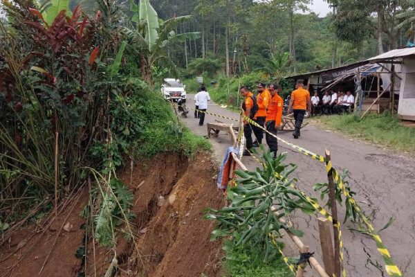 Tanah Bergerak di Bogor, Vila Mewah Roboh dan Jalan Alternatif Cianjur Putus