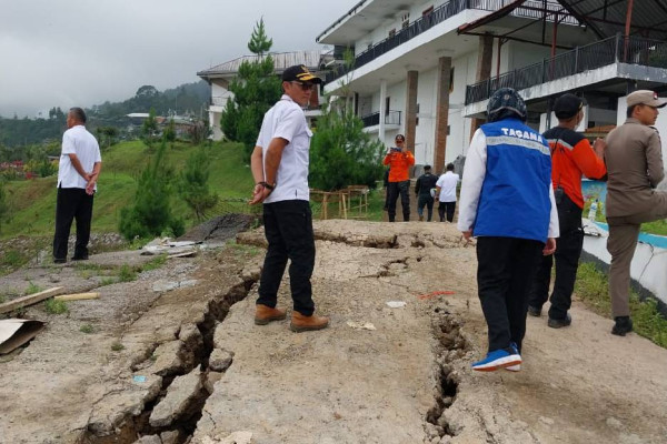 Tanah Bergerak di Bogor, Vila Mewah Roboh dan Jalan Alternatif Cianjur Putus