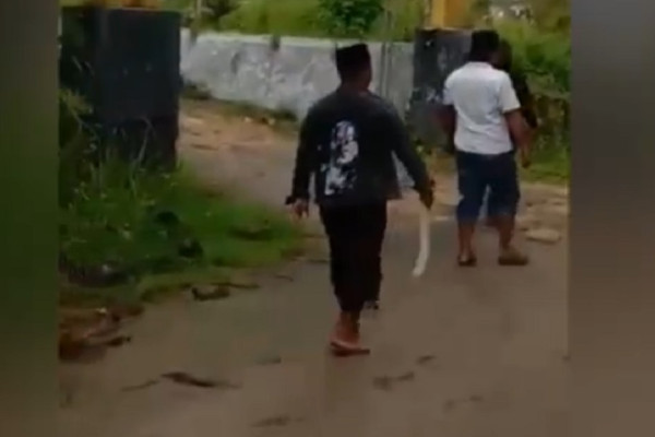 Mencekam! Kericuhan Pendukung Kades Pecah di Bangkalan, Rombongan Pria Berdatangan Bawa Celurit