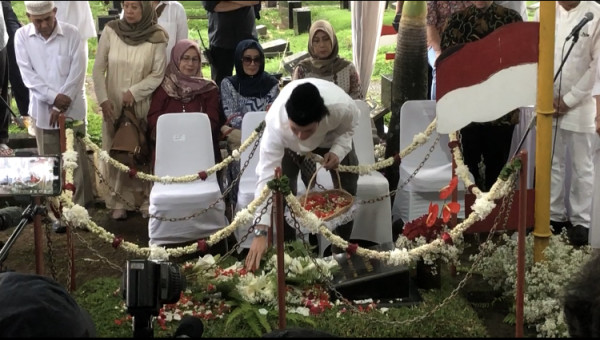 Vino G Bastian Ziarah ke Makam Buya Hamka Jelang Penayangan Film