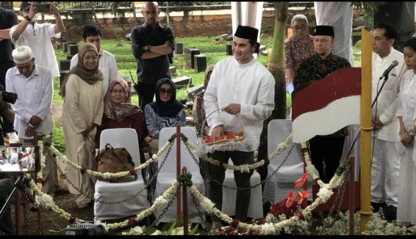 Vino G Bastian Ziarah ke Makam Buya Hamka Jelang Penayangan Film