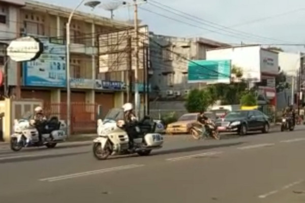 Ngeri! Pemotor di Makassar Nyaris Tertabrak Mobil Indonesia 1