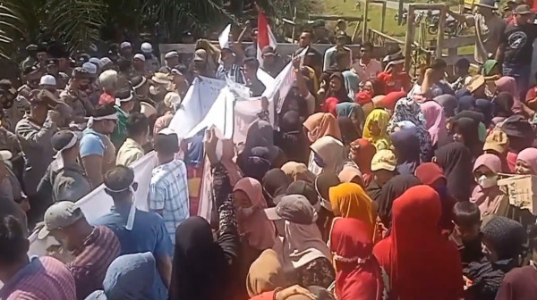Emak-emak di Madina Ini Gelar Pengajian saat Blokade Jalan