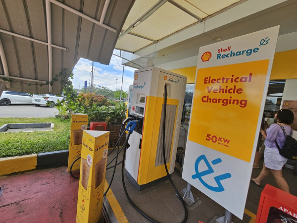 Ini Perbedaan Colokan Mobil Listrik AC, CCS, dan CHAdeMO