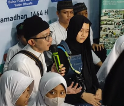 Aming Lakukan Aksi Berbagi dengan Anak Yatim, Sosok Perempuan yang Mendampinginya Jadi Sorotan