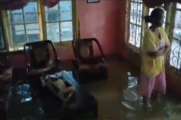 Senin Pagi, Warga Cirebon Kebanjiran Akibat Luapan Sungai Cisanggarung