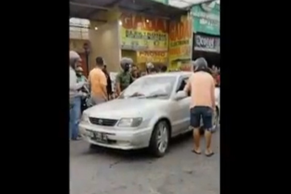 Brutal! Massa Rusak Mobil Sedan dan Pukuli 2 Penumpang di Sleman