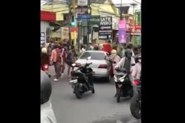 Brutal! Massa Rusak Mobil Sedan dan Pukuli 2 Penumpang di Sleman