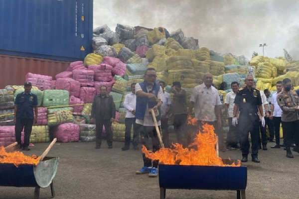 Tak Asal Bakar, Begini Proses Pemusnahan Barang Bekas Ilegal Ribuan Bal