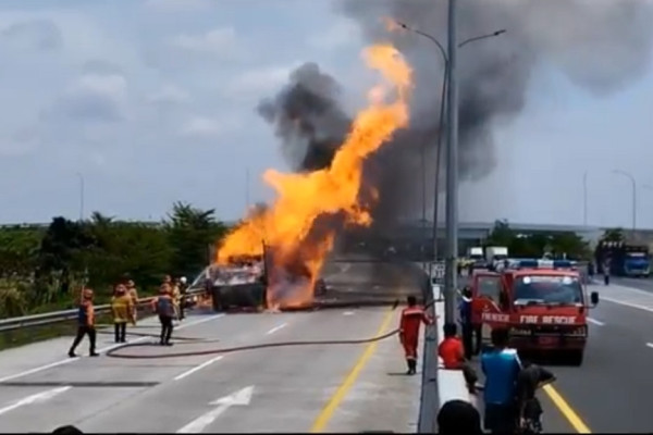 3 Tewas Mengenaskan, Begini Penampakan Tabrakan Maut di Tol Pemalang
