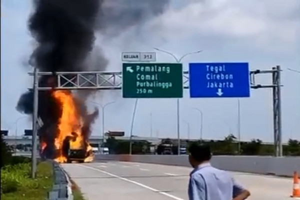 3 Tewas Mengenaskan, Begini Penampakan Tabrakan Maut di Tol Pemalang