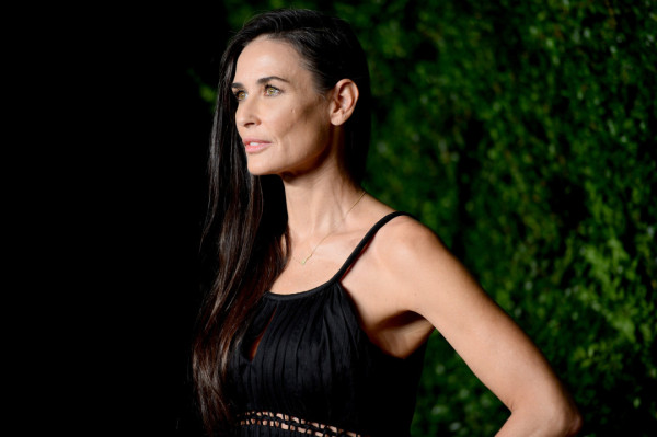 7 Artis Hollywood yang Punya Kebiasaan Aneh, Simon Cowell Hobi Panjat Pohon