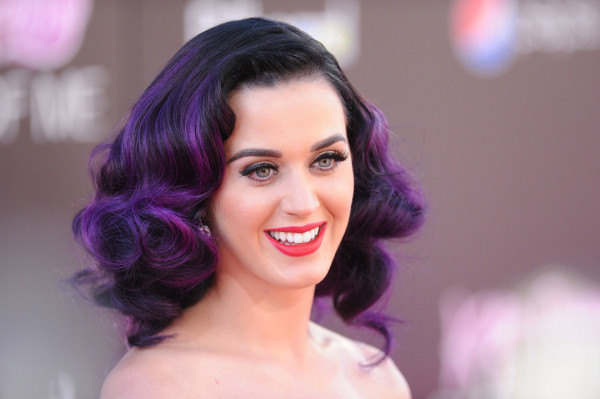 7 Artis Hollywood yang Punya Kebiasaan Aneh, Simon Cowell Hobi Panjat Pohon