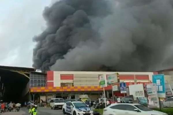 Mall Botania Batam Terbakar, Ratusan Kios dan Toko Hangus