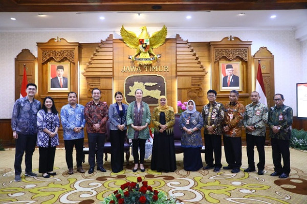 Gubernur Khofifah Terima Kunjungan Deputy Chief of Mission and Head Economic Affairs Embassy of the Kingdom of the Netherlands