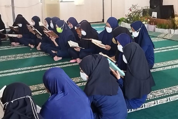MasyaAllah! Narapidana Lapas Perempuan Malang Khusyuk Tadarusan, Sehari Baca 4 Juz Al Qur'an