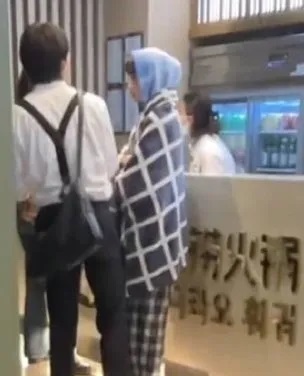 Lisa BLACKPINK Makan di Restoran Sambil Selimutan, Penampilannya Bikin Heboh