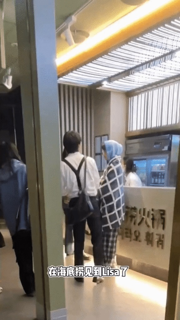 Lisa BLACKPINK Makan di Restoran Sambil Selimutan, Penampilannya Bikin Heboh