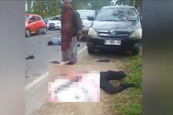 Ngeri! Beda Pilihan Kades, 3 Orang di Bangkalan Dibacok hingga Terkapar di Tepi Jalan