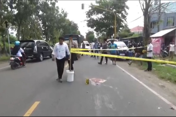 Ngeri! Beda Pilihan Kades, 3 Orang di Bangkalan Dibacok hingga Terkapar di Tepi Jalan