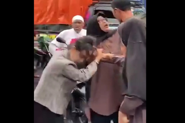 Cek Fakta: Wanita Rambut Pirang Selingkuhan Oknum TNI Dilabrak di Warung Bakso