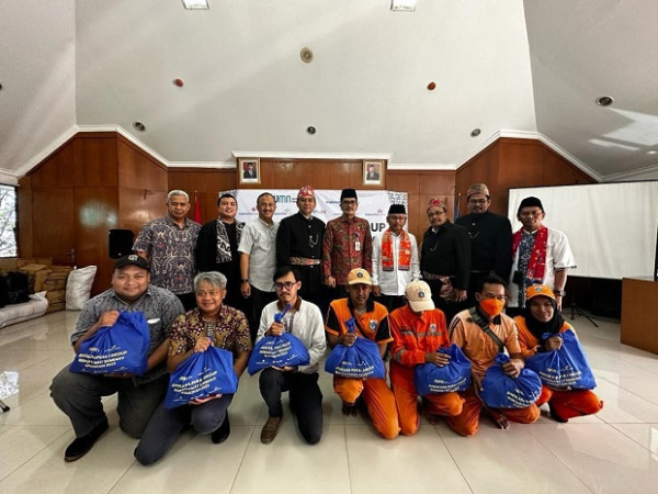Angkasa Pura I Group Bagikan 700 Paket Sembako Ramadan untuk Masyarakat
