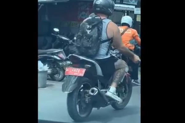 Gempar! Bule Kendarai Motor Dinas Berpelat Nomor Merah di Jalanan Denpasar