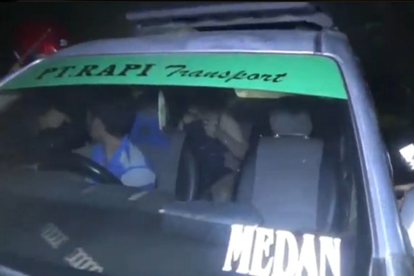 Asyik Lucuti Baju di Mobil, Pasangan Mesum Tertangkap Basah Bersetubuh di Tepi Jalan saat Sahur