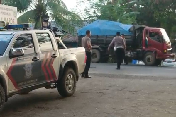 Dilindas Truk! Ibu Rumah Tangga Tewas, Anak Balita Selamat