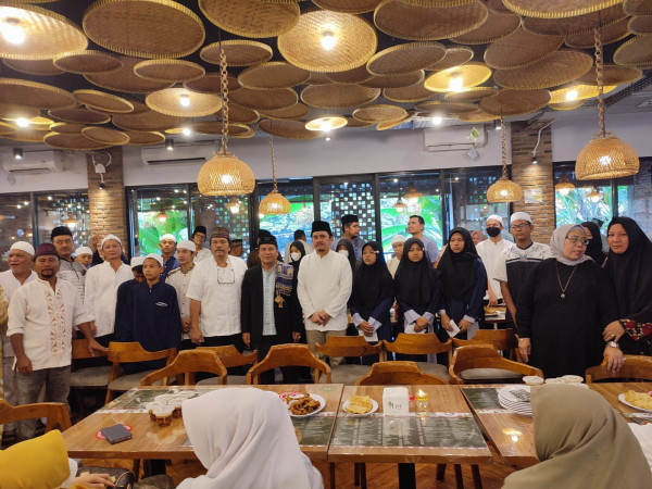 Sipirok Bersaudara Ajak Puluhan Anak Yatim Bukber di Restoran dan Berikan Santunan