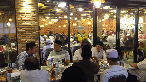 Sipirok Bersaudara Ajak Puluhan Anak Yatim Bukber di Restoran dan Berikan Santunan