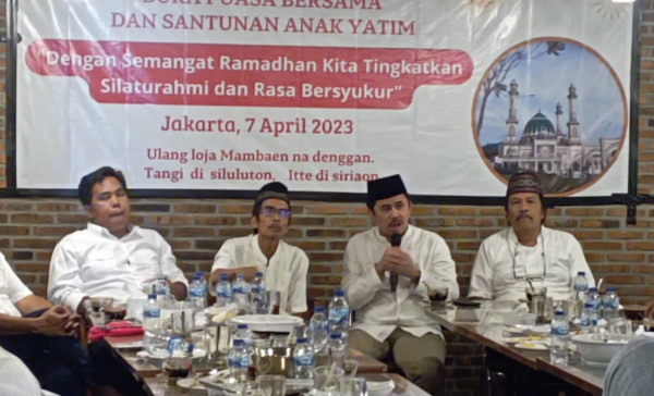 Sipirok Bersaudara Ajak Puluhan Anak Yatim Bukber di Restoran dan Berikan Santunan