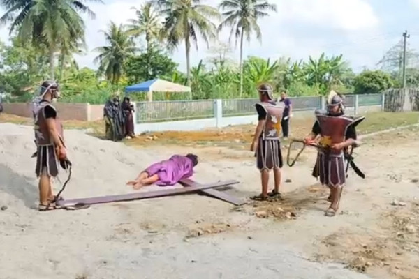 Jumat Agung, Umat Gereja Katolik Stasi Santo Diego Martoba Khusyuk Gelar Jalan Salib
