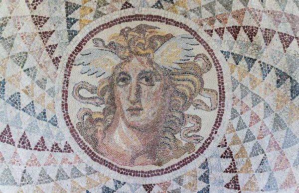 Mosaik Misterius Bergambar Medusa Ditemukan di Vila Romawi Abad ke-2