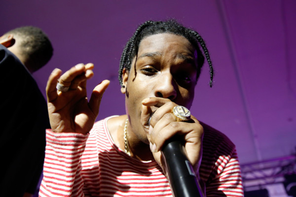 7 Penyanyi yang Berkelahi dengan Penggemar saat Konser, Rihanna Hajar Penonton Pakai Mikrofon