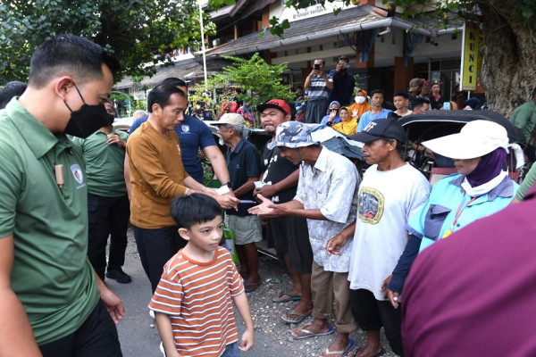 Momen Jokowi Ditemani Jan Ethes ke Pasar Bagikan Sembako hingga Kurma