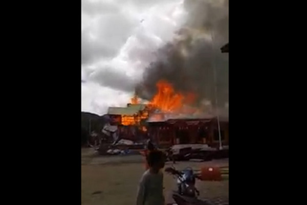 Breaking News! Kebakaran Hebat Landa Kantor Bupati Dogiyai Papua Tengah