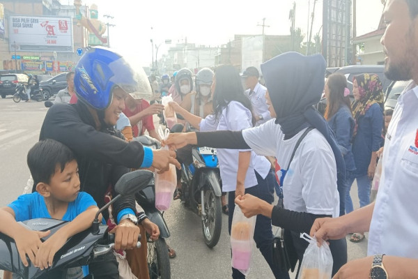 Berbagi Berkah di Bulan Ramadan, Perindo Dumai Bagikan Takjil