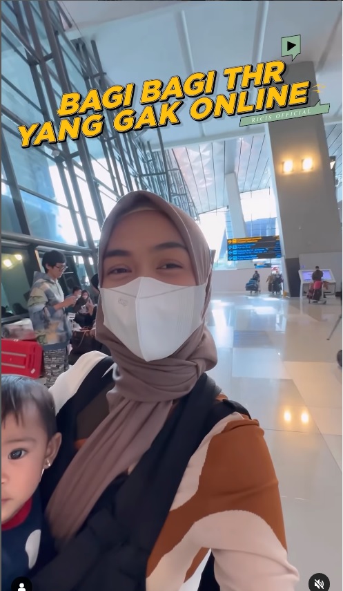 Ria Ricis Bagi-bagi THR di Bandara, Bisa untuk Berangkat Umrah