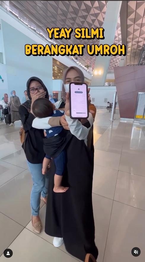 Ria Ricis Bagi-bagi THR di Bandara, Bisa untuk Berangkat Umrah