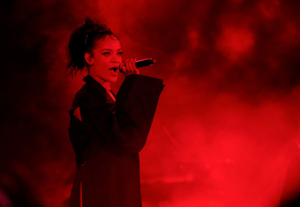 7 Penyanyi yang Berkelahi dengan Penggemar saat Konser, Rihanna Hajar Penonton Pakai Mikrofon