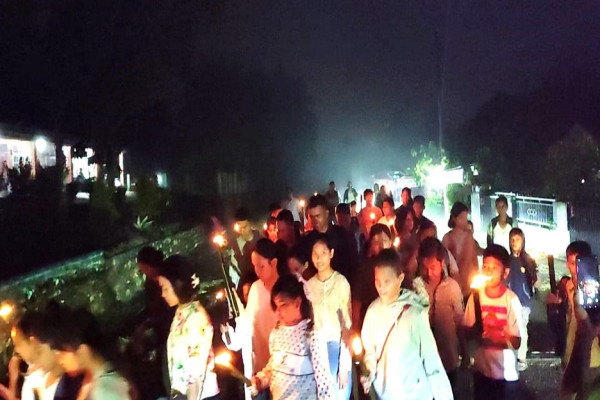 Meriah! Pawai Obor Paskah Digelar Umat Kristiani di Rokan Hulu