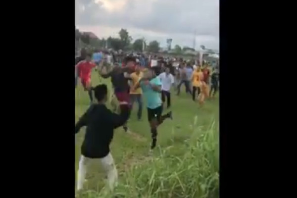 Memalukan! Sepak Bola Tarkam di Jember Ricuh, Pemain Lari ke Sawah