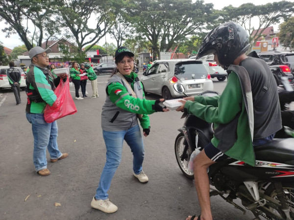Semarakkan Ramadan, Ratusan Mitra Ojol di Malang Bagi-bagi Takjil Gratis